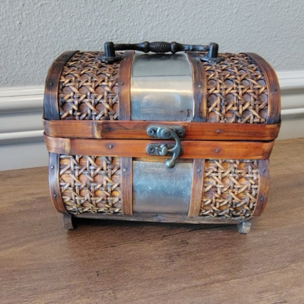 Vtg Wooden Rattan Treasure Trinket Box Brown Latched Brass Ornate Handle